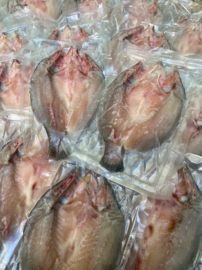 ปลากะพงแดดเดียว ขนาด 500g แค่ฉีกซอง​ ทอดจนเหลืองกรอบ​ อร่อยยันก้าง