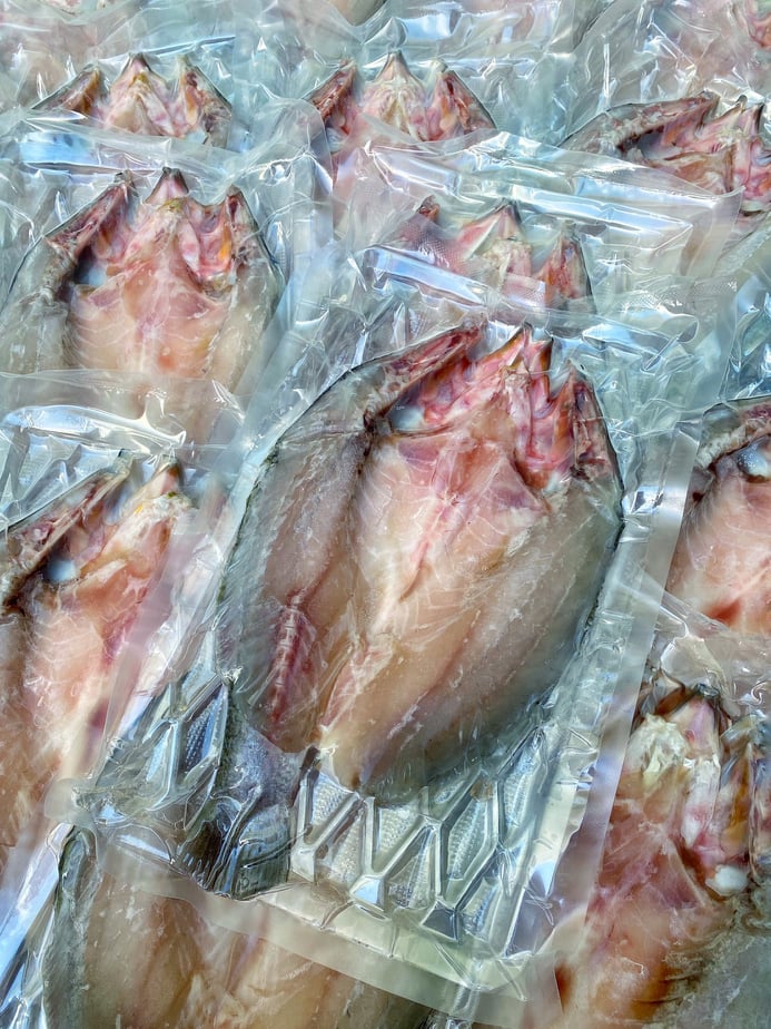 ปลากะพงแดดเดียว ขนาด 500g แค่ฉีกซอง​ ทอดจนเหลืองกรอบ​ อร่อยยันก้าง