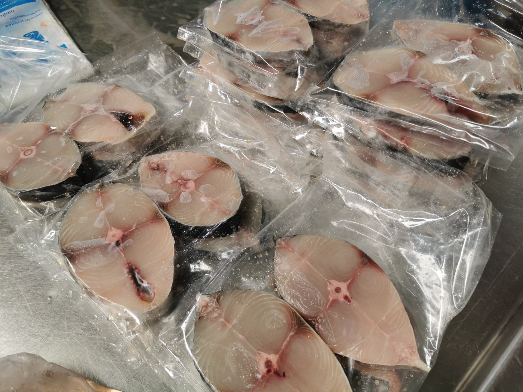 ปลาอินทรีสดหั่นชิ้น ขนาดน้ำหนัก 100 - 120 g / ชิ้น และ น้ำหนัก 150 - 200​ g / ชิ้น