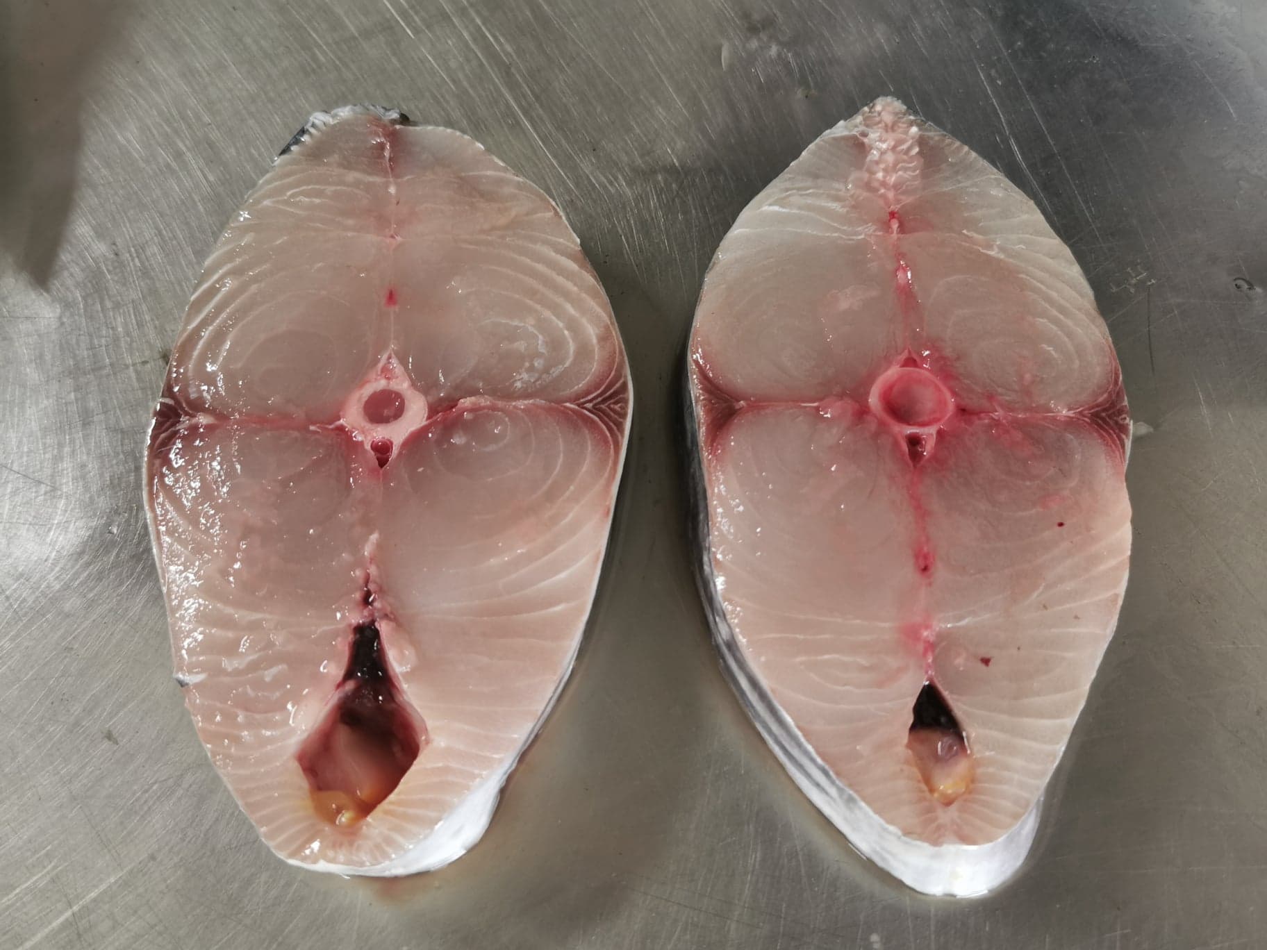 ปลาอินทรีสดหั่นชิ้น ขนาดน้ำหนัก 100 - 120 g / ชิ้น และ น้ำหนัก 150 - 200​ g / ชิ้น